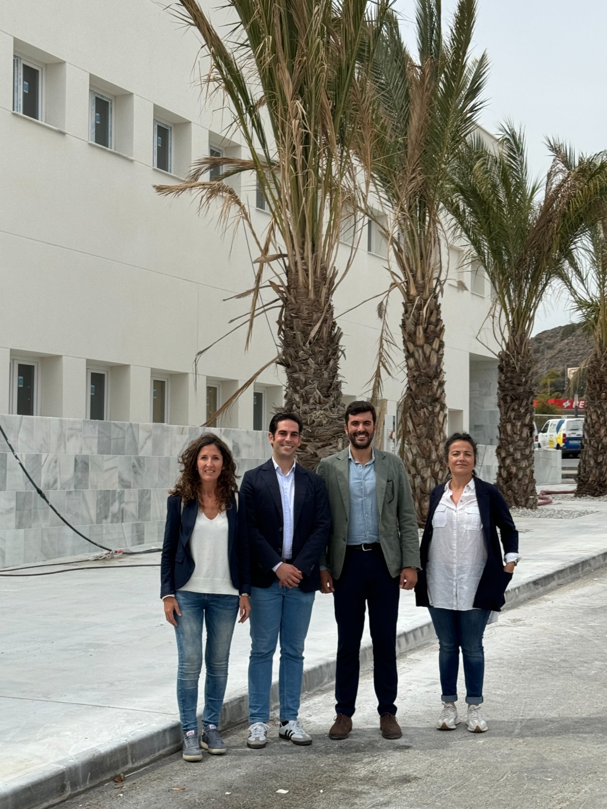 El alcalde de Mojácar, Francisco García, ha visitado las obras del futuro centro de salud de la localidad para interesarse por el desarrollo de las obras del edificio ya próximo a su terminación.